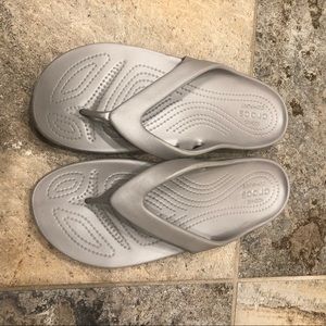 Women’s 9 Crocs silver flip flops sandals
